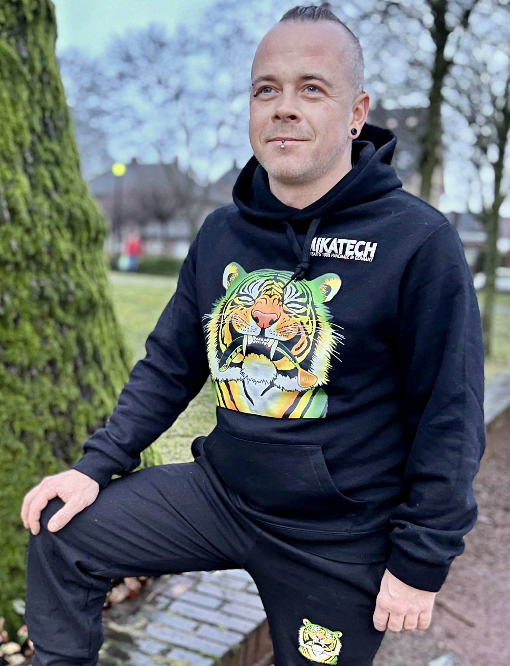 MIKATECH Hoodie MIKATIGER UV Schwarz MIKATECH Hoodie MIKATIGER UV Schwarz